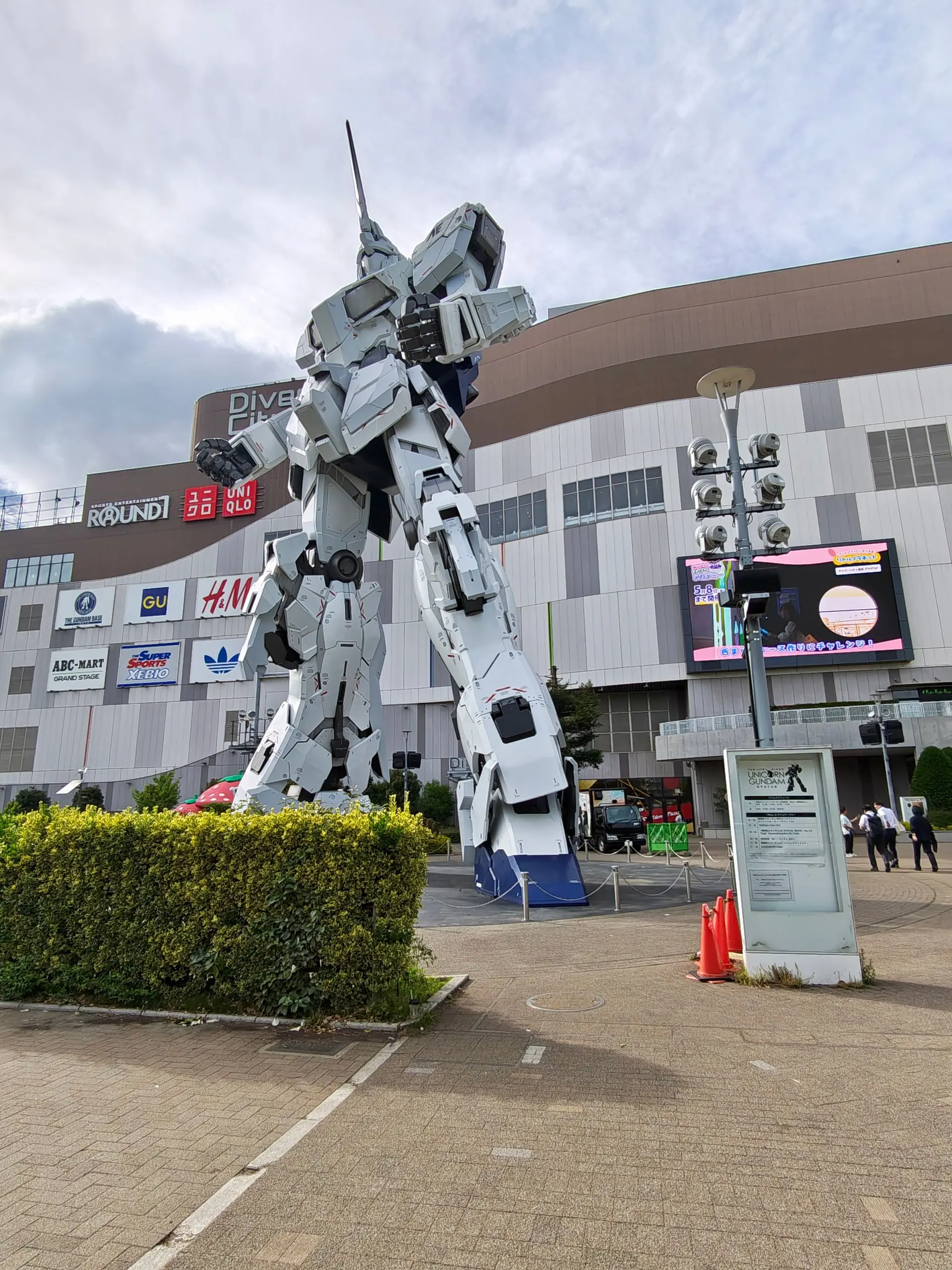 Velká socha robota Gundam stojí před nákupním centrem v Tokiu.