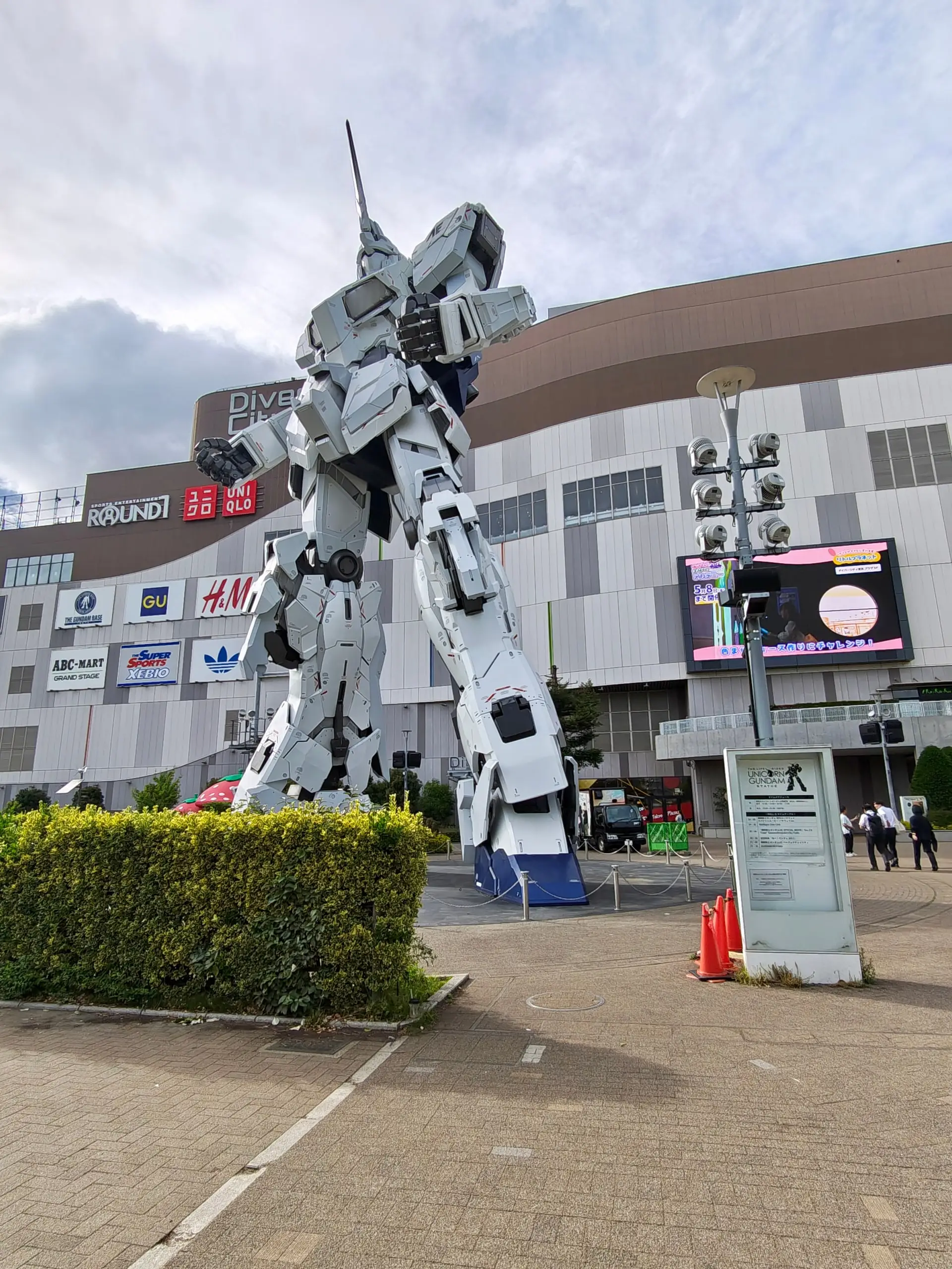Velká socha robota Gundam stojí před nákupním centrem v Tokiu.